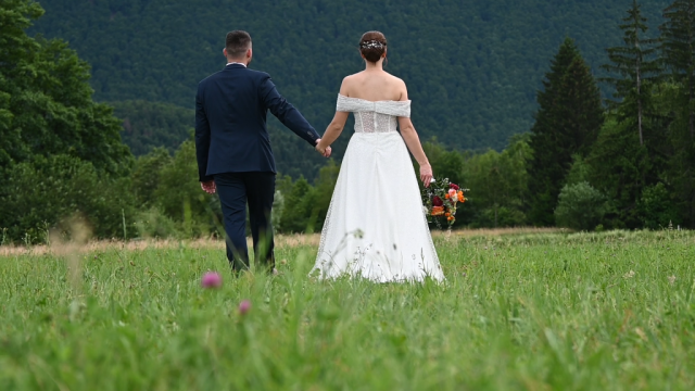 Poglejte si čudovite trenutke iz poroke Eve in Romana, ki sta si obljubila večnost v objemu ljubezni.