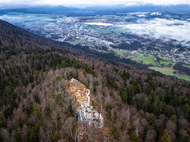 Odkrij skrivnostni grad Fridrihštajn iz zraka! Zračni posnetki razkrivajo izjemno lokacijo nad Kočevjem, s pogledom na razvaline, ki nosijo stoletja zgodovine in legend.